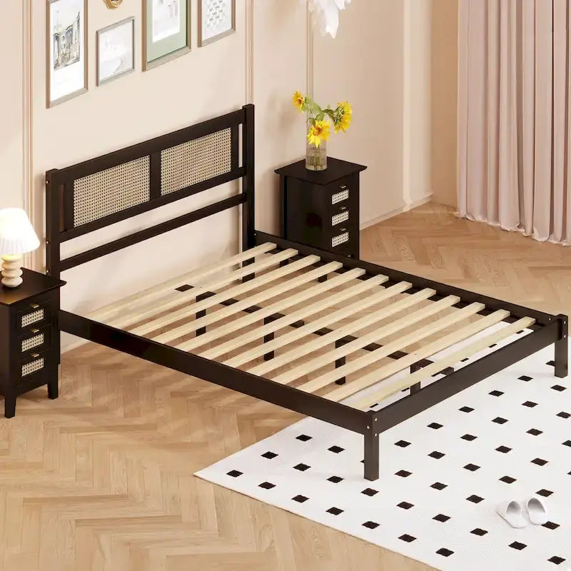 Struttura letto a piattaforma con testiera in rattan e supporto a doghe in legno