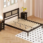 Struttura letto a piattaforma con testiera in rattan e supporto a doghe in legno