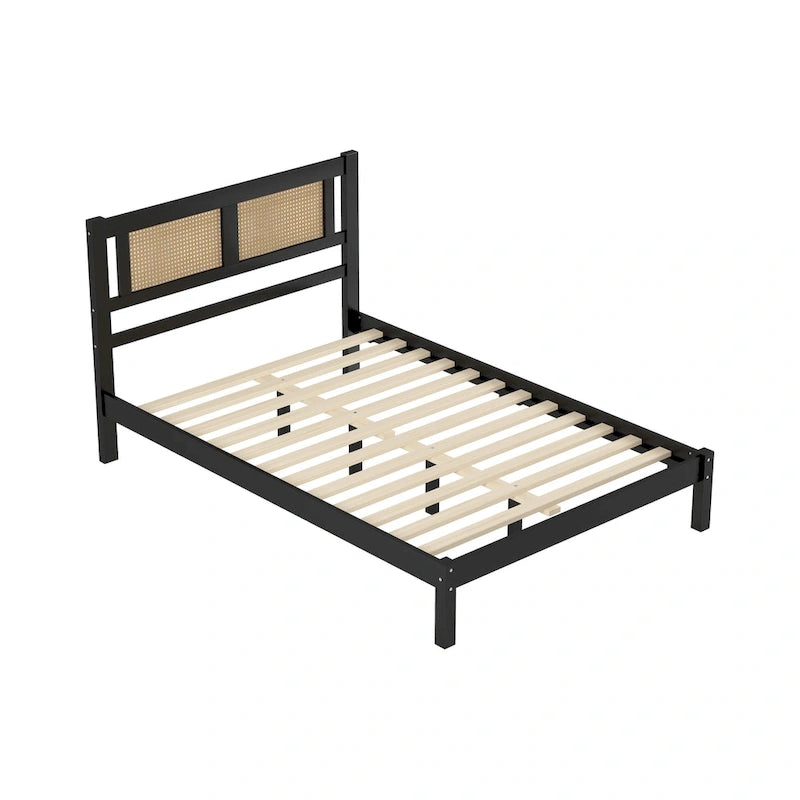 Struttura letto a piattaforma con testiera in rattan e supporto a doghe in legno