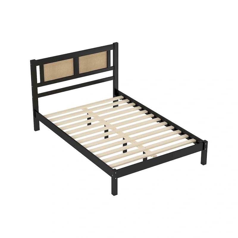 Struttura letto a piattaforma con testiera in rattan e supporto a doghe in legno