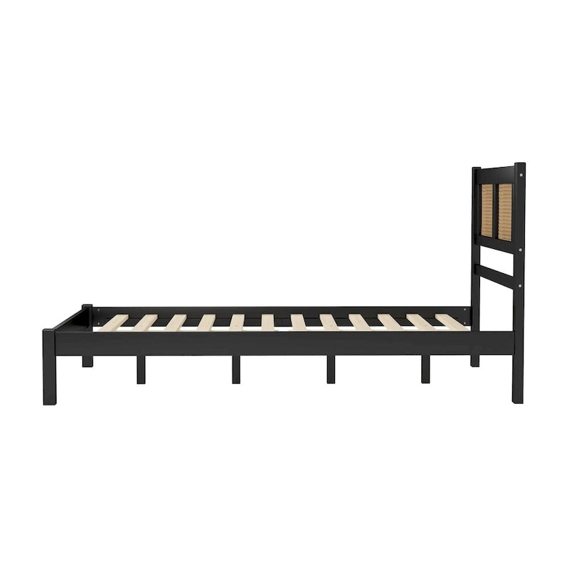 Struttura letto a piattaforma con testiera in rattan e supporto a doghe in legno