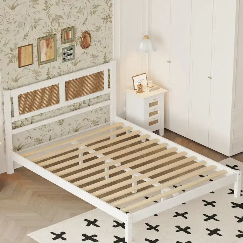 Struttura letto a piattaforma con testiera in rattan e supporto a doghe in legno