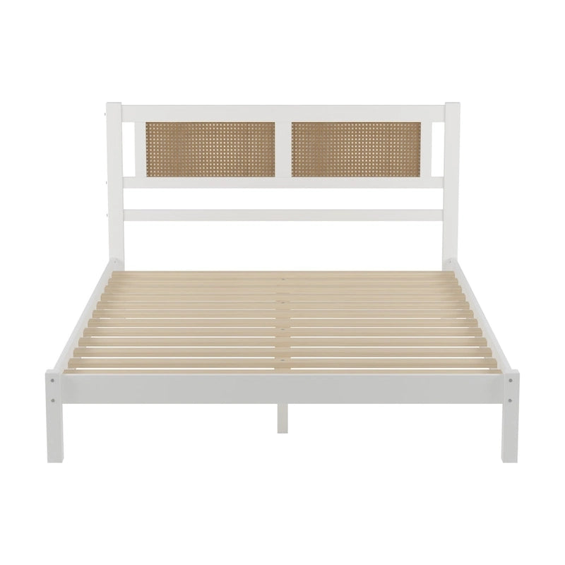 Struttura letto a piattaforma con testiera in rattan e supporto a doghe in legno