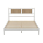 Struttura letto a piattaforma con testiera in rattan e supporto a doghe in legno