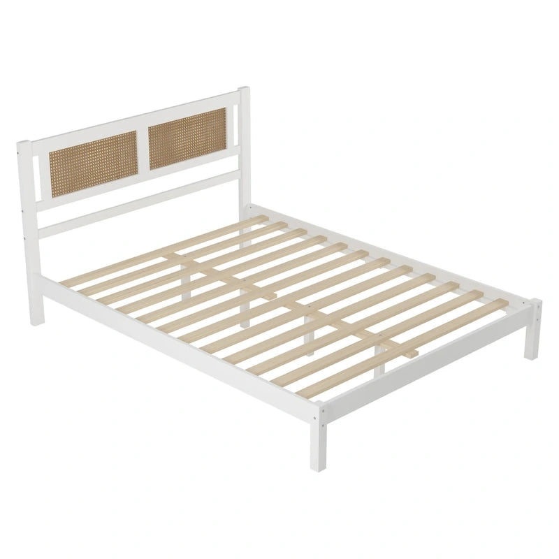 Struttura letto a piattaforma con testiera in rattan e supporto a doghe in legno