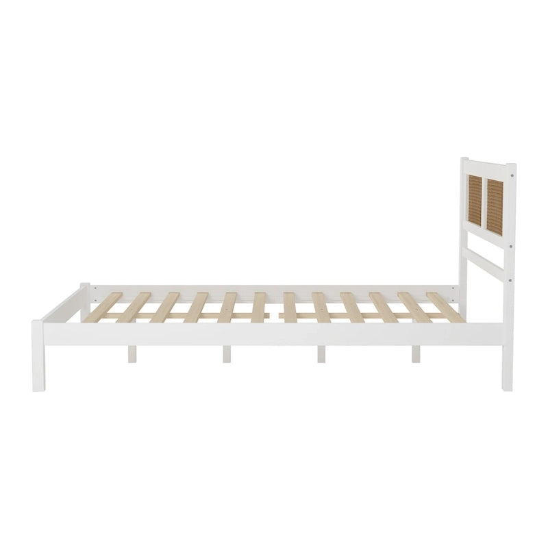 Struttura letto a piattaforma con testiera in rattan e supporto a doghe in legno
