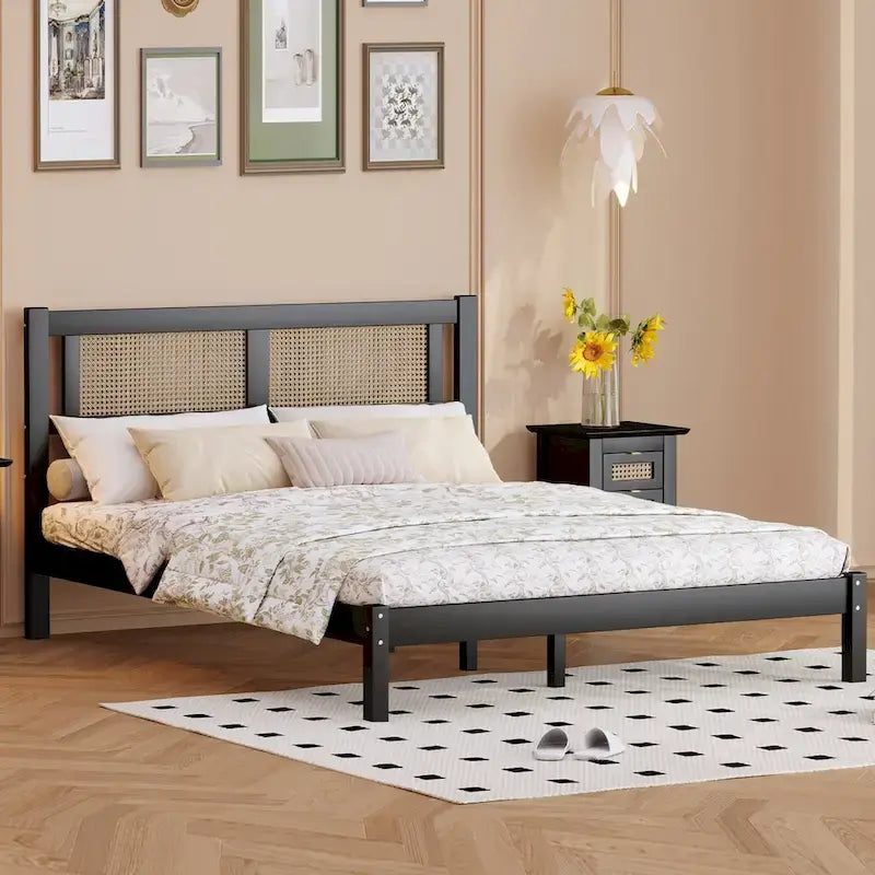 Struttura letto a piattaforma con testiera in rattan e supporto a doghe in legno