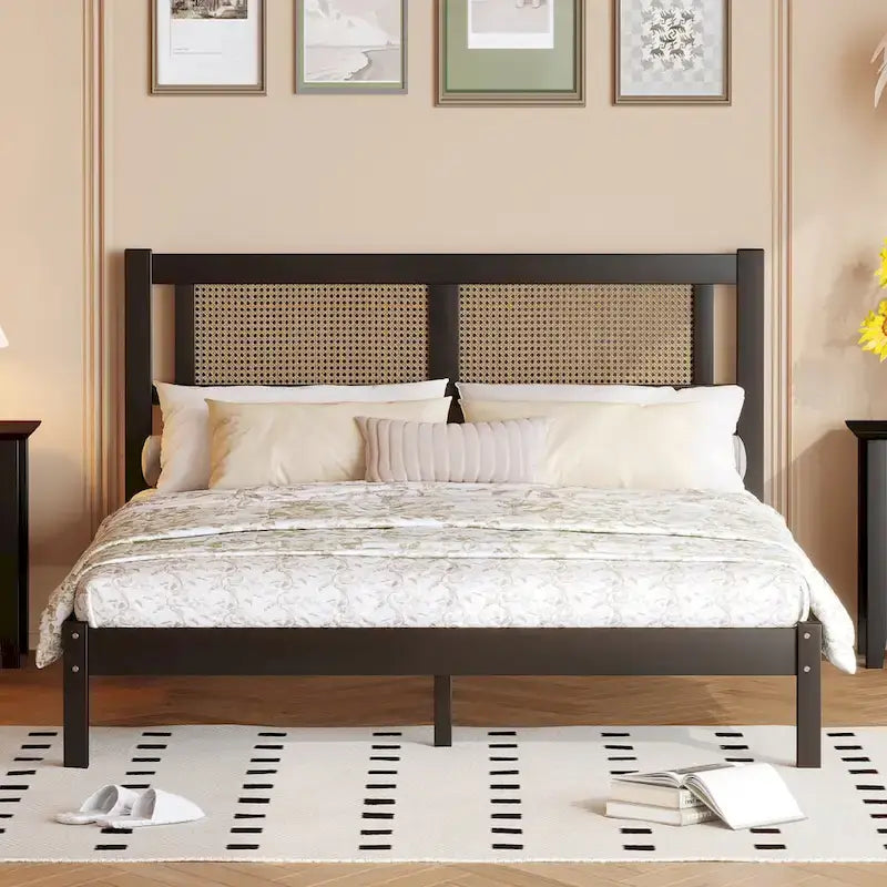 Struttura letto a piattaforma con testiera in rattan e supporto a doghe in legno