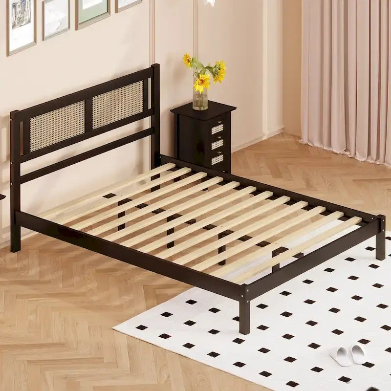 Struttura letto a piattaforma con testiera in rattan e supporto a doghe in legno