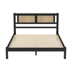 Struttura letto a piattaforma con testiera in rattan e supporto a doghe in legno