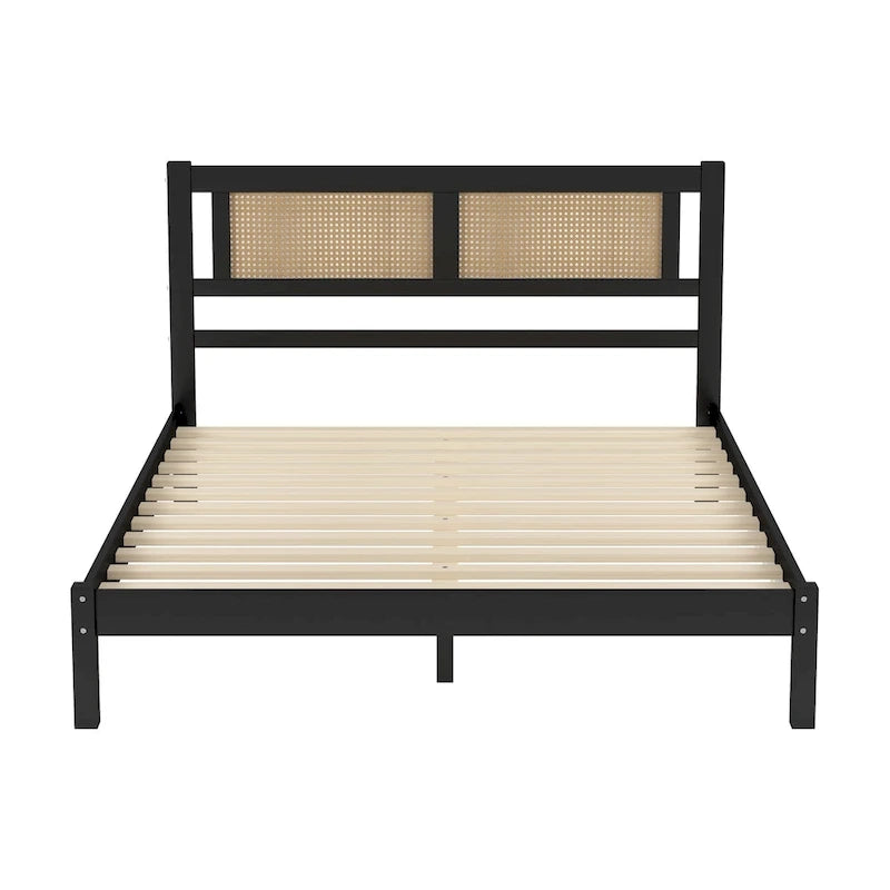 Struttura letto a piattaforma con testiera in rattan e supporto a doghe in legno