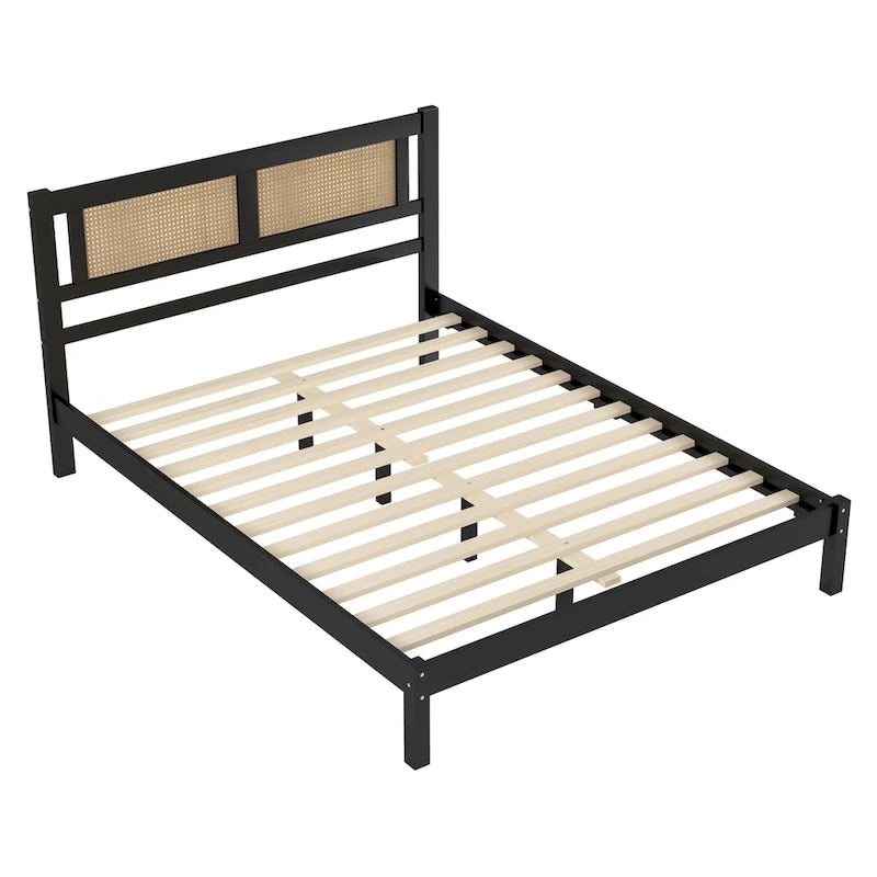 Struttura letto a piattaforma con testiera in rattan e supporto a doghe in legno