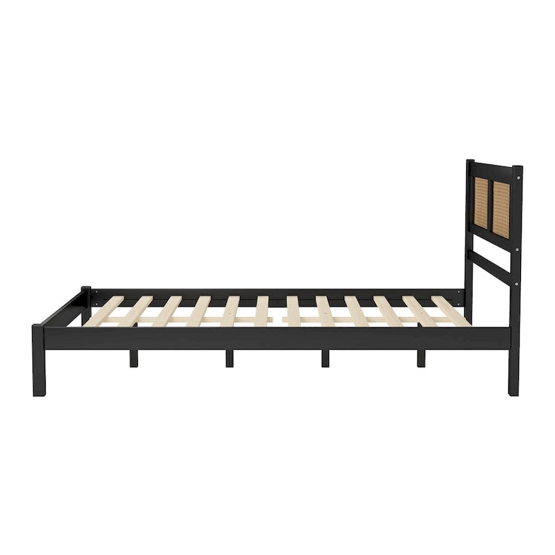 Struttura letto a piattaforma con testiera in rattan e supporto a doghe in legno