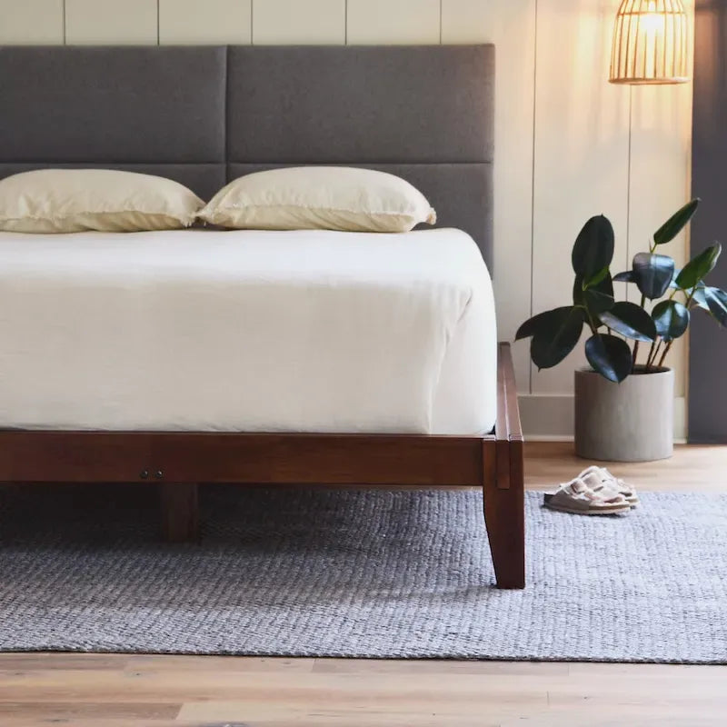 Letto a piattaforma in legno massello con giunzioni giapponesi