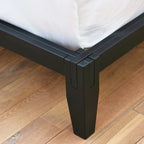 Letto a piattaforma in legno massello con giunzioni giapponesi