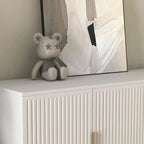 Credenza a pannelli scanalati